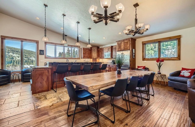Free SkyCard - Spacious Luxury Home, Private Hot Tub, Theater - Casa de Plata