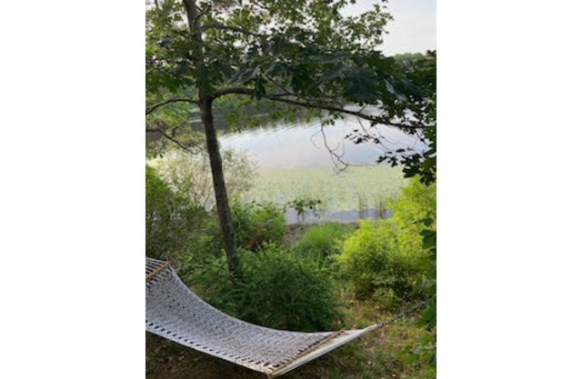 Free-standing peaceful seasonal cozy cottage on Minister's Pond