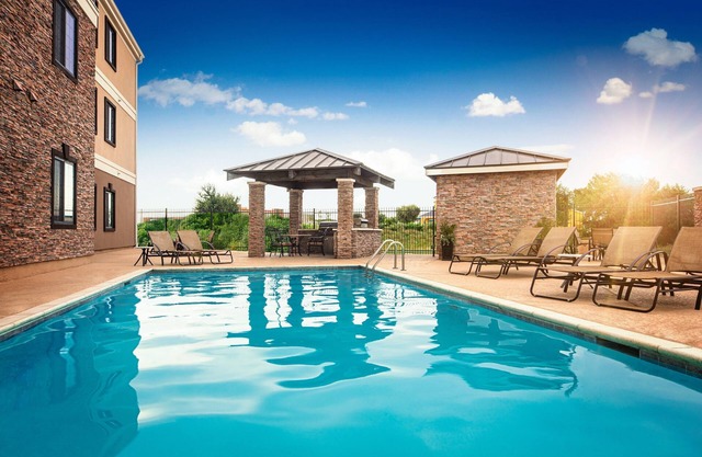 Free Wi-Fi + Complimentary Breakfast + Outdoor Pool | Studio Only 30 Minutes from Six Flags!