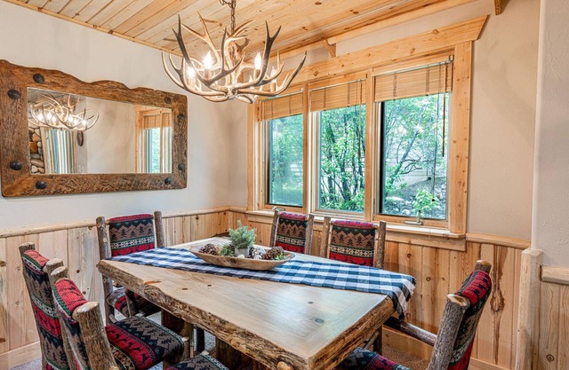 *FREE ZIP-LINE TOUR* Modern Cabin – 5 Minutes to Canyons Village | Hot Tubs | On Free Shuttle Route