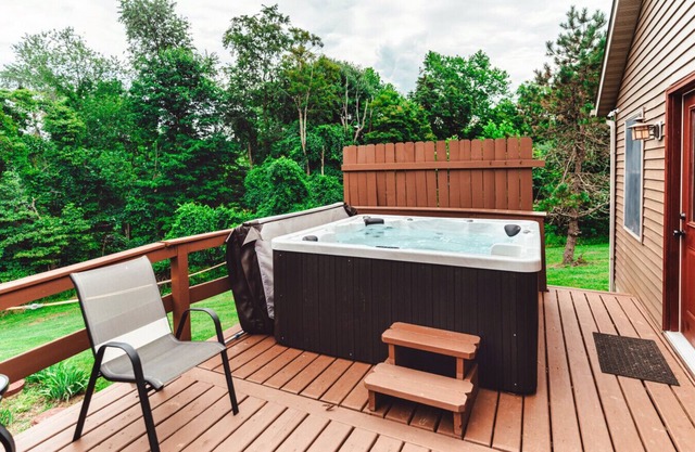 Freedom Cottage, 12 Acres with Private Hot Tub