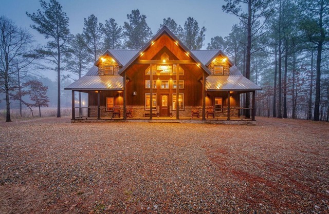 Freedom Found 5+ Lodge on Pond, Pool table, hot tub and more!