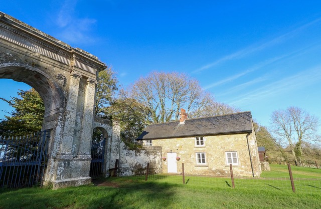 FREEMANTLE LODGE, pet friendly, character holiday cottage in Godshill