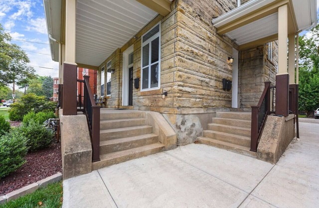 FreeParking+Netflix+BBQ Near Shops in East Liberty