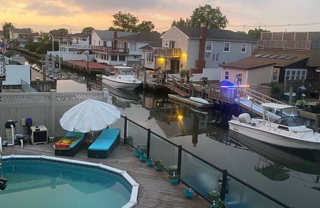 Freeport split house on the canal for an easygoing vacation!