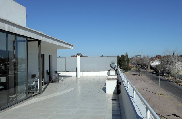 Frente al mall Palmares, con cochera y balcón