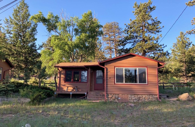Fresh Remodeled Cabin, perfect location near RMNP & downtown Estes Park Colorado