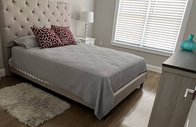Fresh remodeled house, walking distance to restaurants, bars, & Katy Trail park.