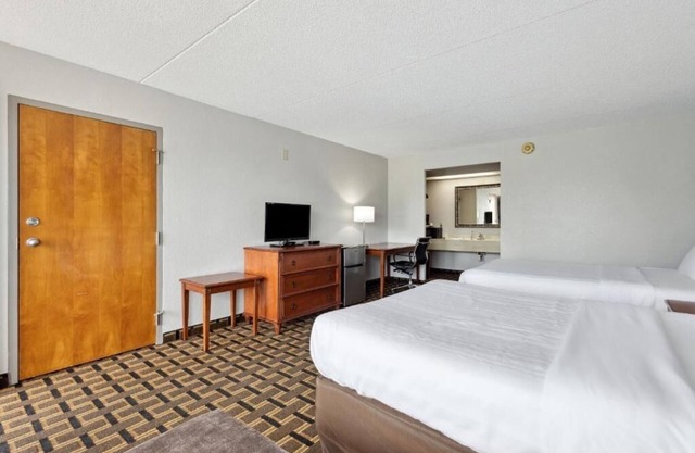 Fresh Room Near Local Eats With Pets Welcome and Parking