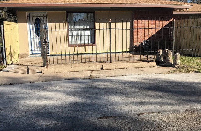 Freshly Renovated Studio with full kitchen, bathroom, and private gate, parking