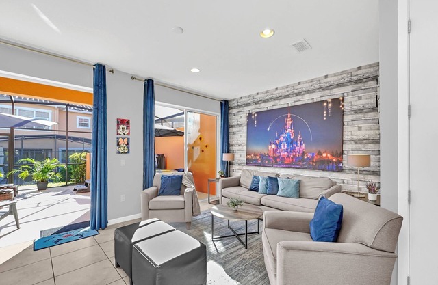 Freshly Updated/Poolside Villa/3 miles to Disney