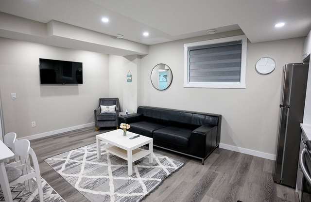 FriendlynnLegal Secondary Suite Basement (2Bedroom 1Bathroom Kitchen & Laundry)