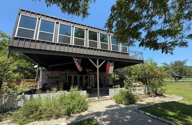 Frio River Paradise, Park Like River frontage, Pets Welcome, Fenced Yard!