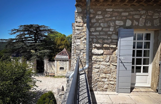 From the top of its terraces and garden, breathtaking views of the Luberon