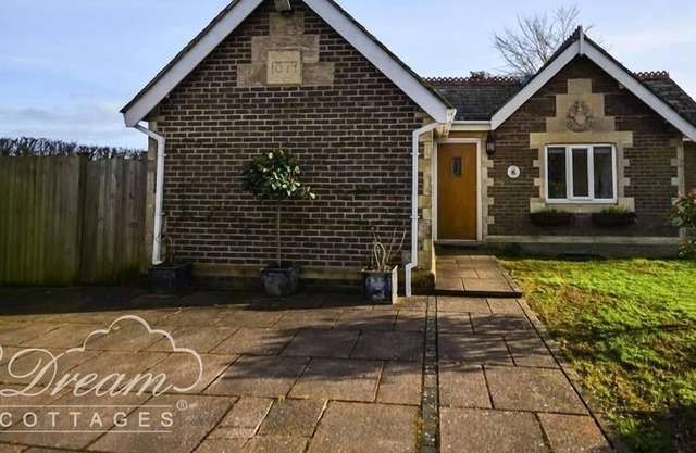 FROME LODGE HOUSE, pet friendly, with open fire in Dorchester