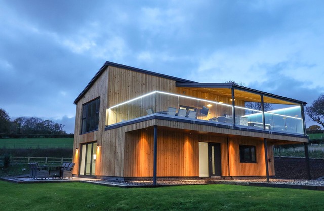 FRON HAUL - GWENNOL, family friendly, with hot tub in Ruthin