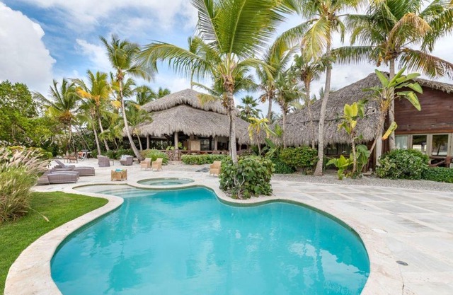 Front 5BR Golf Villa with Jacuzzi, Golf Cart, Pool, Chef, Maid & Beach Club