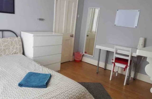 FRONT DOUBLE BEDROOM NEAR INFIRMARY