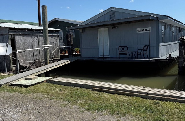 Front row Venice Marina 3-bedroom hs. boat sleeps 6. Steps away from restaurant.