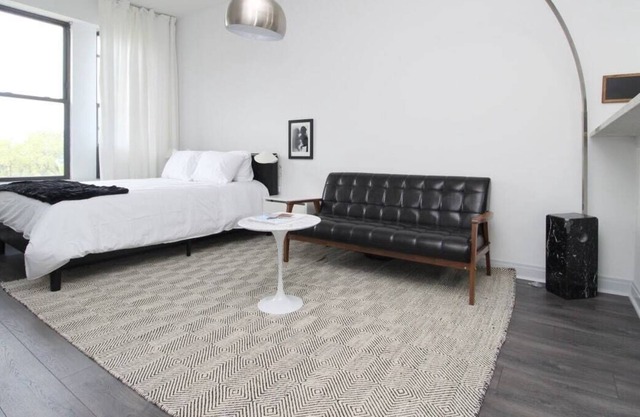 Frontdesk | 1 BR Apt near University of Chicago