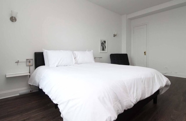 Frontdesk | 1BR Apt near Garden of the Phoenix