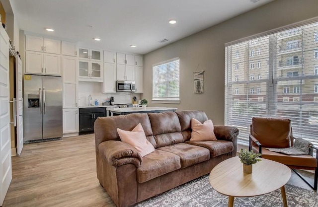 FRONTDESK 500 West Trade Apts Fourth Ward Charlotte