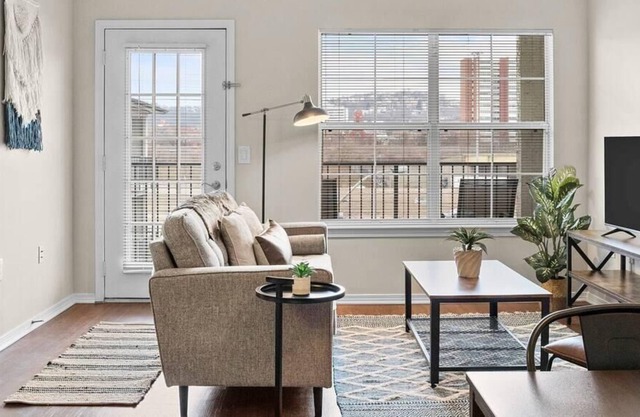 Frontdesk | Bright 1 BR on the North Side