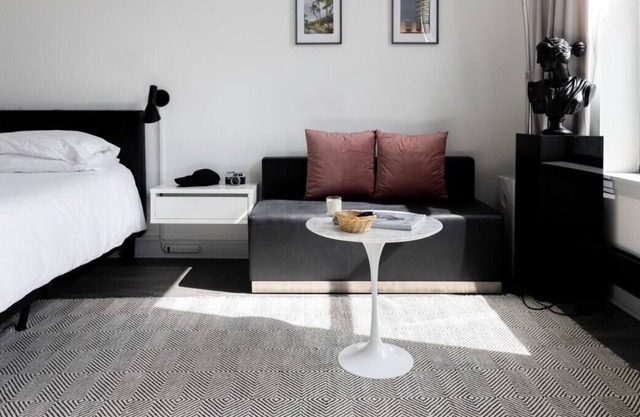 Frontdesk | Chic 1 BR Apt near 57th Street Beach