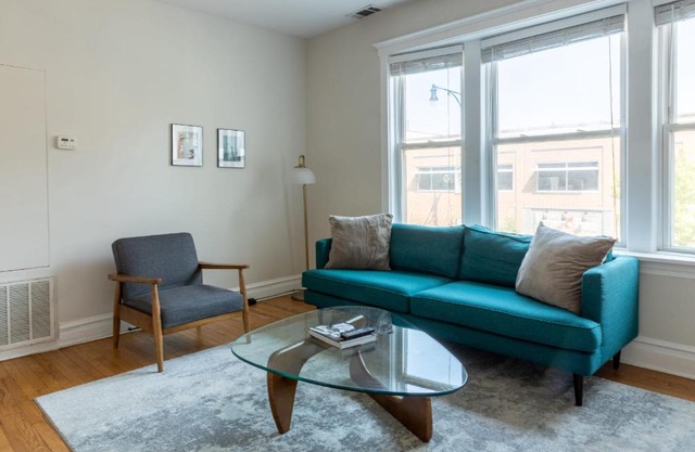 FRONTDESK Modern 2 BR Apt with Lake View