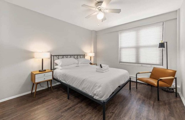Frontdesk | Open Modern 1 BR Apt by Hyde Park