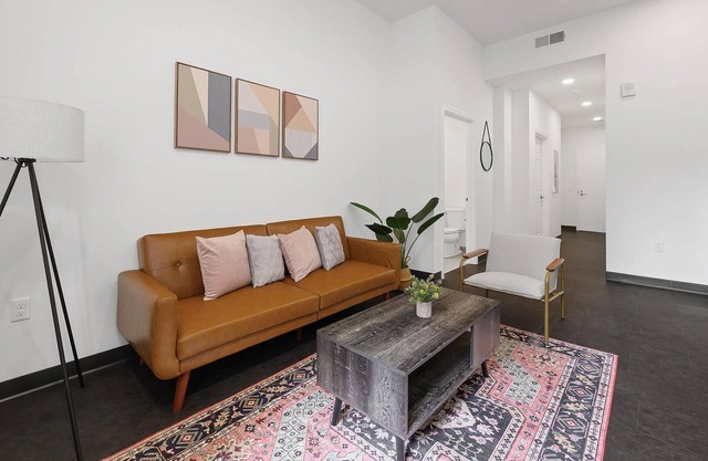 Frontdesk | Trendy 1 BR Downtown