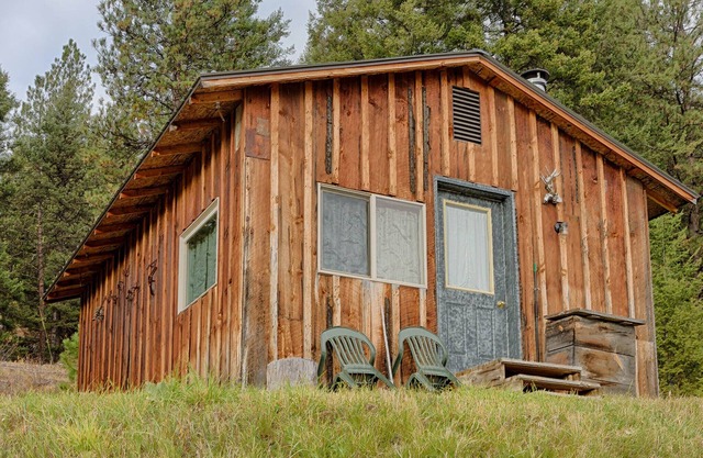 Frontier-style cabin with kitchen & wood stove.