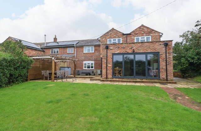 FROSTHILL COTTAGE, pet friendly, with open fire in Carisbrooke