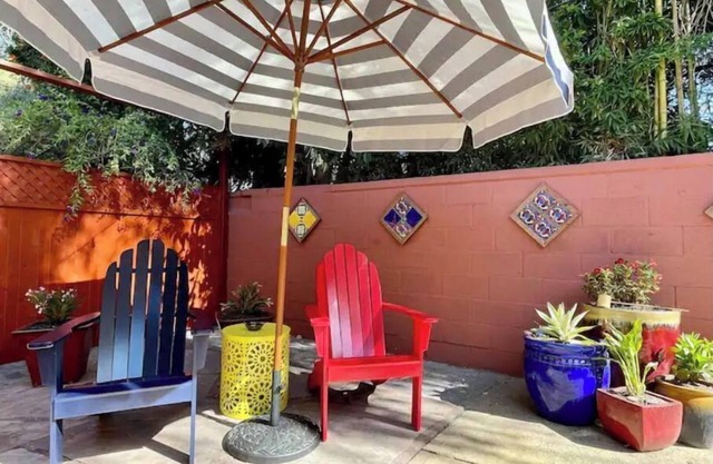 Fruitvale luxury home.Private yard.Fireplace.