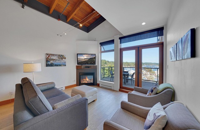 Full Condo with King & Queen beds - full kitchens on Salt Spring Island.