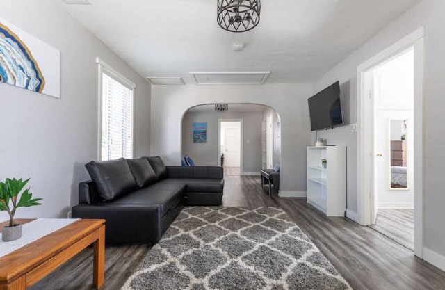 Full Home-Near APU, Citrus College, DT Glendora.