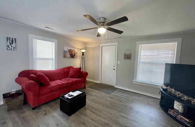 Full home short walk to Memorial stadium, Hawks field, Railyard & Pinnacle arena