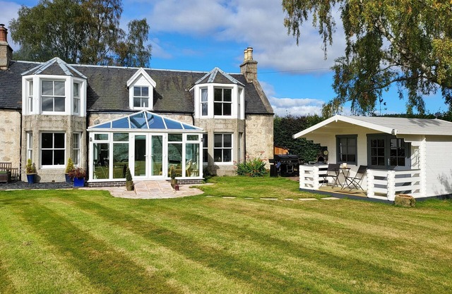 Full house with established garden, summer house, outdoor entertainment area
