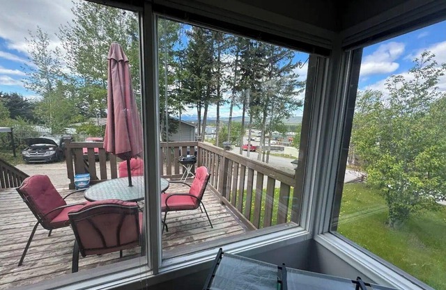 Full House with huge backyard in the Rockies