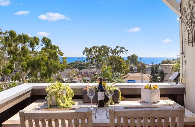 Full Ocean Views, Modern & walk to “Main Beach”