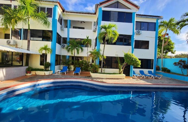 Full size 2 bedrooom 2 bath condo split