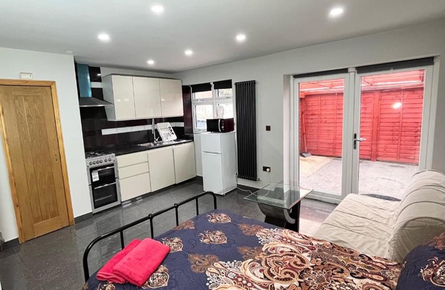 Full Studio Near Heathrow Airport & London