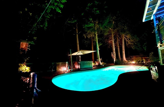 Fully AirConditioned Resort Style home living w/Hottub,outdoor shower and pool.