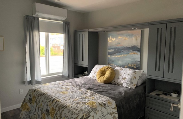 Fully appointed 2 bedroom carriage house in beautiful Penticton! Winter Rates!