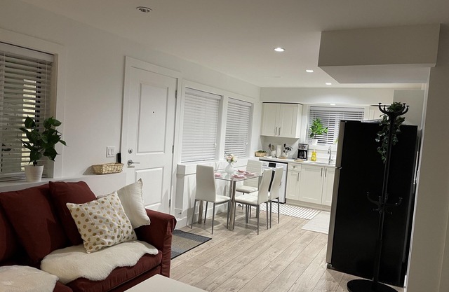 Fully contained 2 bed/1.5 bath suite with private entrance and workspace 🎼💃