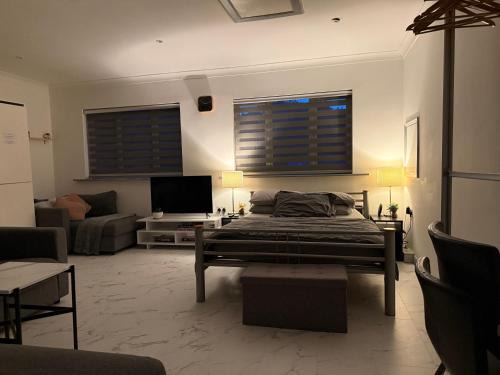 Fully Detached Studio Annexe with King Bed for 2 & Sofa Bed for 2