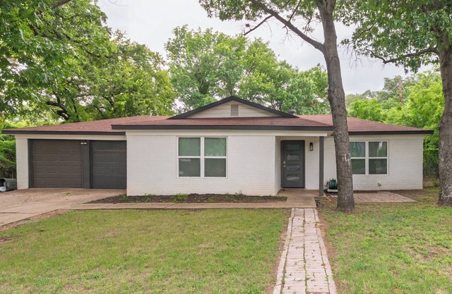 Fully Equipped DFW Retreat · Walk to Lake & Dining