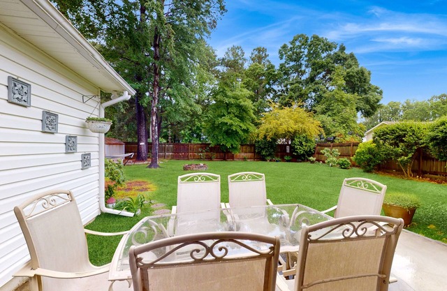 Fully equipped kitchen, cozy living room, enclosed yard with firepit
