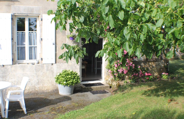 Fully-equipped studio with swimming pool in a quiet location 2 minutes from amenities.