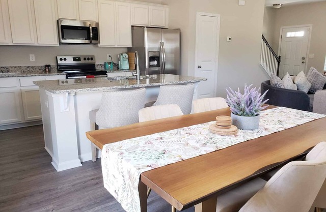 Fully furnished 3 bed, 2.5 bath near shopping, restaurants, and interstate